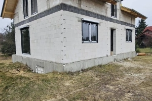 Piękny piętrowy został wyposażony w okna na profilu Aluplast Intertec85